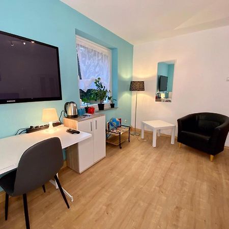 Privatzimmer Im Apartment - Apple Tv Netflix Kingsize Bett Arbeitsplatz Naehe Hbf Koblenz  Bagian luar foto