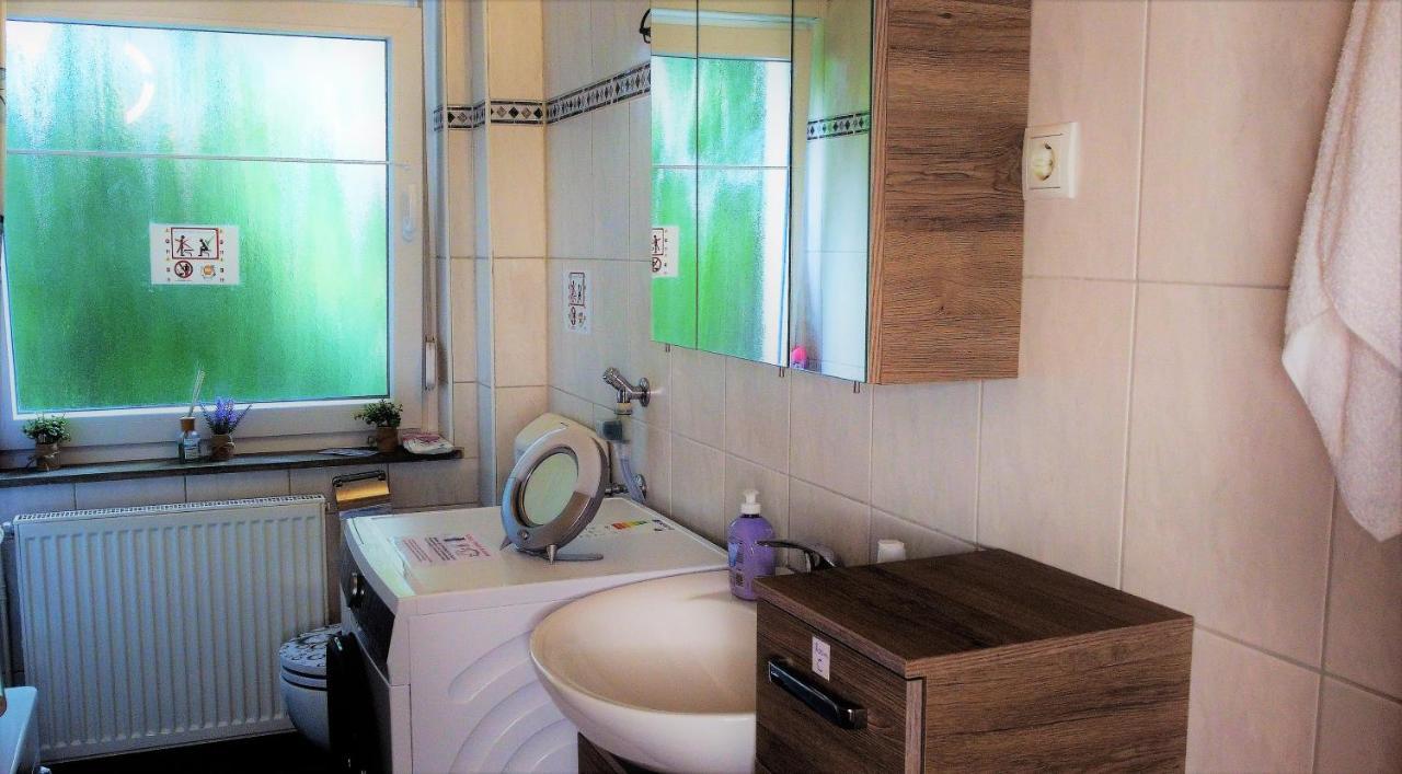 Privatzimmer Im Apartment - Apple Tv Netflix Kingsize Bett Arbeitsplatz Naehe Hbf Koblenz  Bagian luar foto