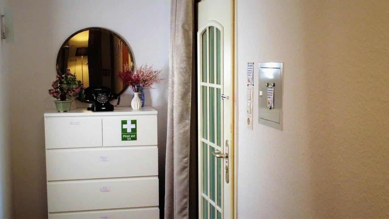 Privatzimmer Im Apartment - Apple Tv Netflix Kingsize Bett Arbeitsplatz Naehe Hbf Koblenz  Bagian luar foto